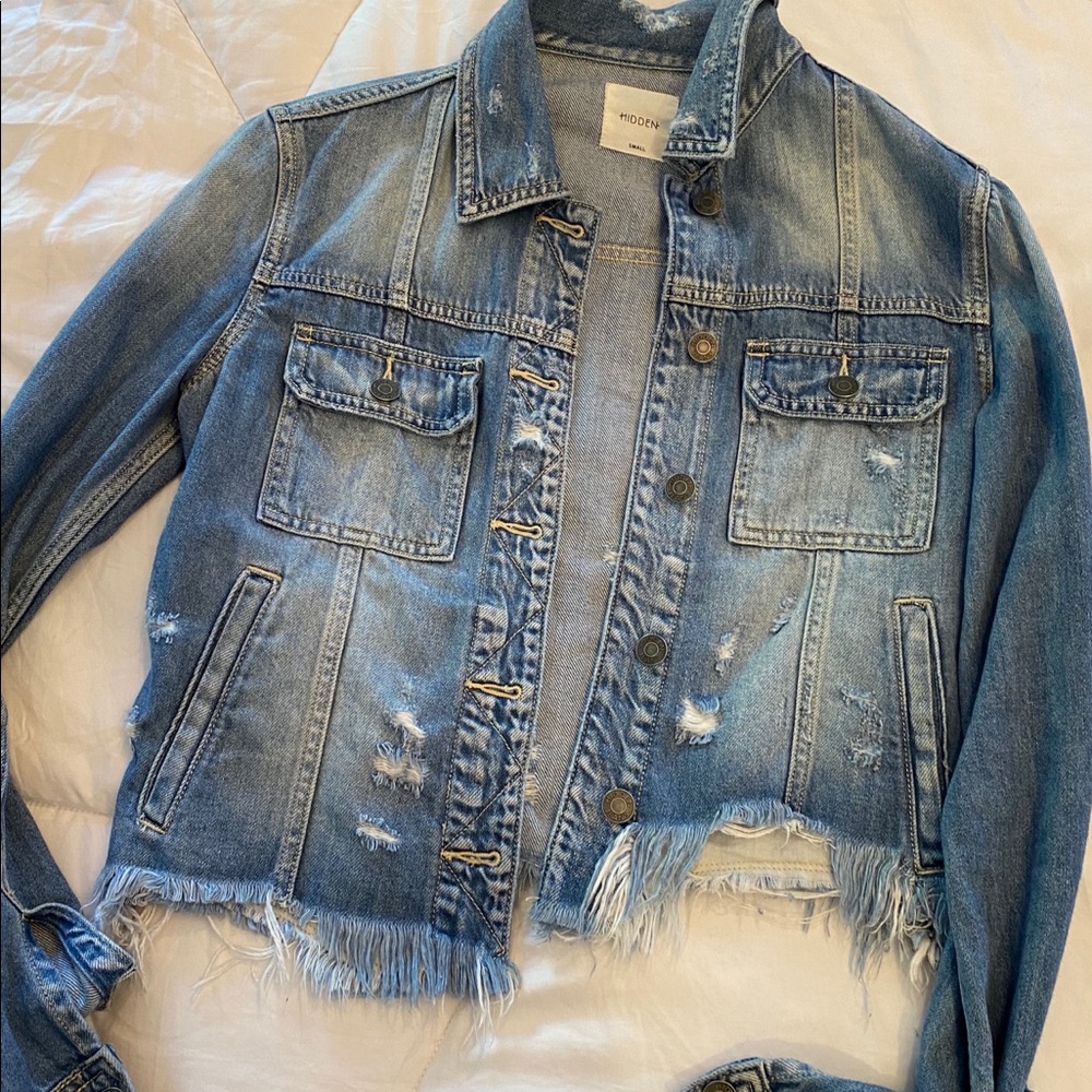 SUPER CUTE DISTRESSED JEAN JACKET